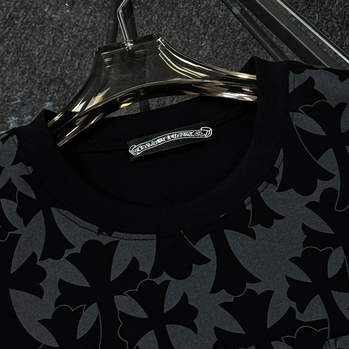 P180 Chrome Hearts 25 high-end versions. The fabric is made of 300 grams of high-density pure cotton. It does not deform or shrink. It has three labels. It is the same style for men and women. Technology: all-over printing + digital printing. Color: white, black. SIZE: S-XL.